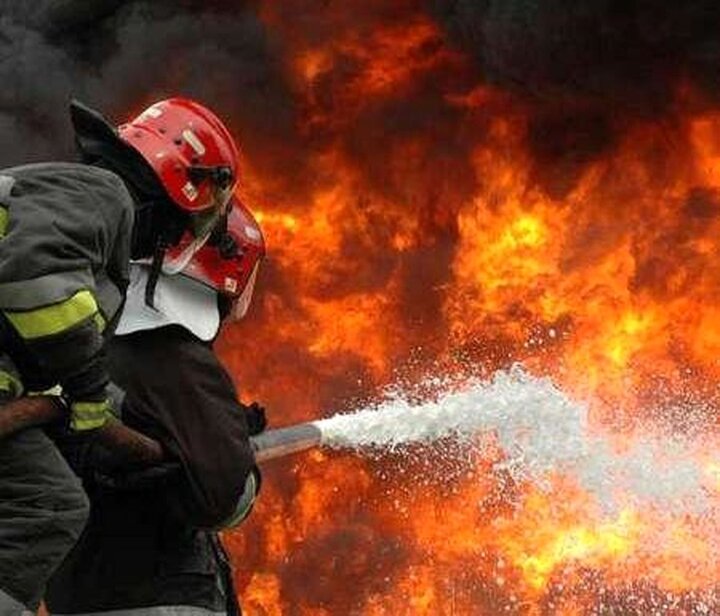 نجات نوجوان ۱۵ ساله محبوس در آتش سوزی کارگاه چوب بستنی در زنجان