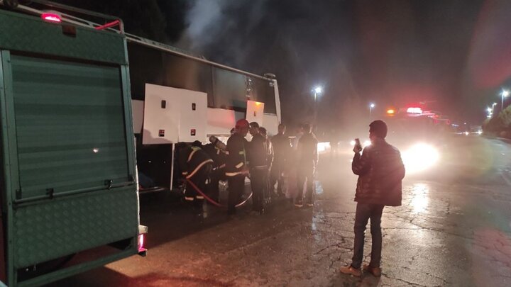 اطفاء حریق یک اتوبوس مسافربری در محور هفت باغ کرمان