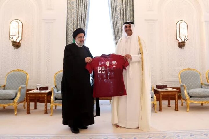 اهدای پیراهن تیم ملی فوتبال قطر به آیت‌الله رئیسی از سوی امیر قطر