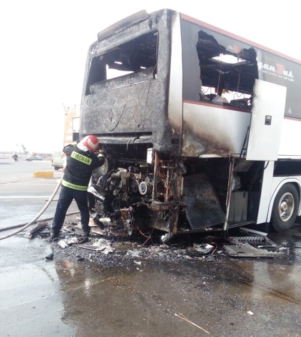 یک دستگاه اتوبوس در بلوار خلیج فارس بم طعمه حریق شد