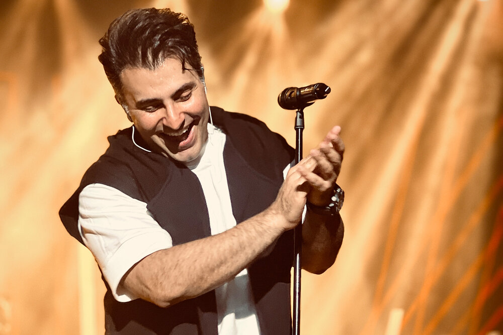 تماشاگران یکصدا «قاف» را خواندند/ غافلگیری علیرضا طلیسچی در تهران