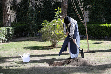کاشت نهال به مناسبت روز درختکاری توسط رهبر معظم انقلاب
