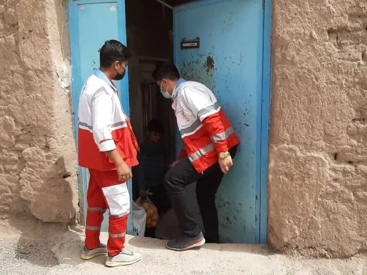 توزیع بسته های معیشتی بین اقشار نیازمند راین در طرح ملی چلچراغ