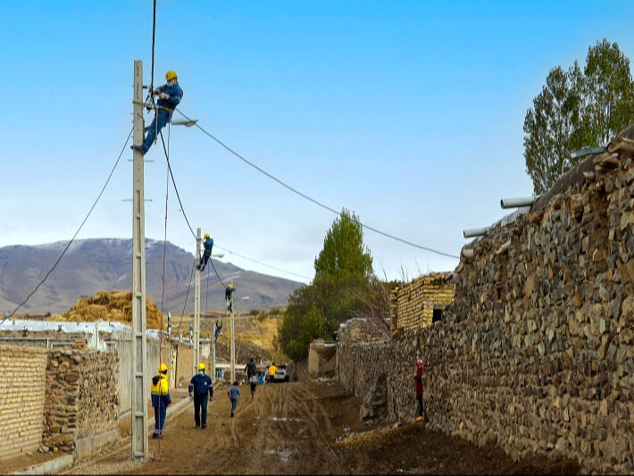 روشنایی معابر ۲۷ روستای سروآباد بهسازی شد