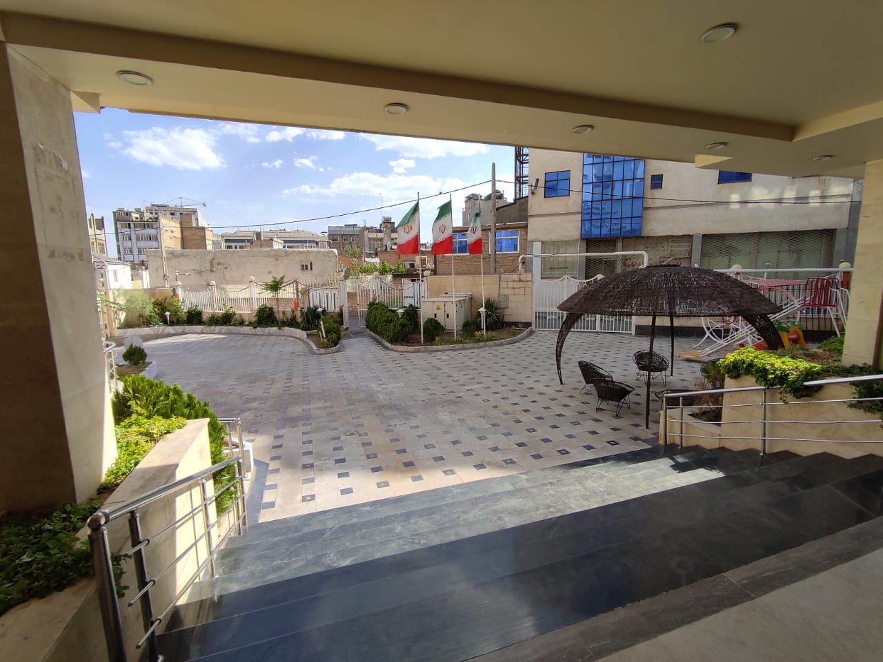 هتل نماز مشهد مجموعه ای فرهنگی _ اقامتی میزبان زائران حضرت رضا (ع) است.