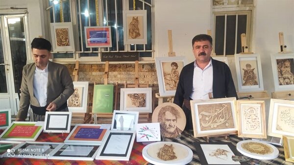 استقبال گردشگران از نمایشگاه هنر سوخته‌نگاری در بانه