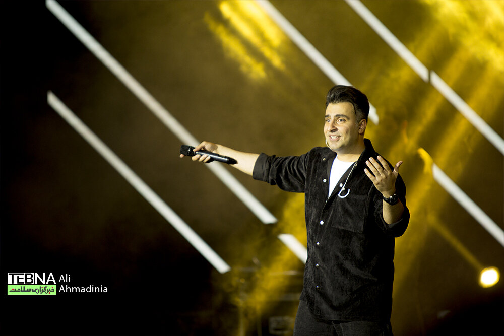 اولین اجرا قطعه «نه نمیارم» عیدی علیرضا طلیسچی در کنسرت تهران