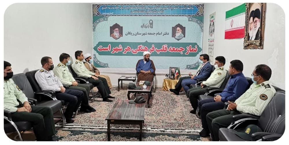 دیدار فرمانده انتظامی و کارکنان آموزش و پرورش ریگان با امام جمعه این شهرستان