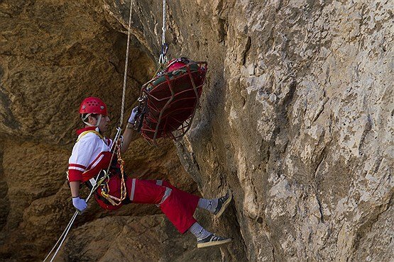 نجات کوهنورد مصدوم در کوه خائیز توسط تیم جستجو و نجات کوهستان هلال احمر بهبهان