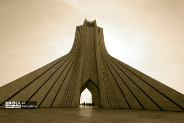 نمایی زیبا از برج آزادی تهران