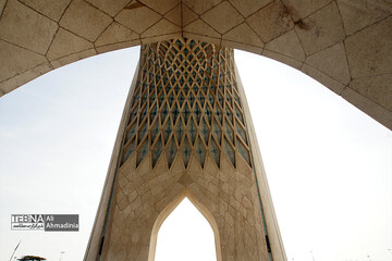نمایی زیبا از برج آزادی تهران