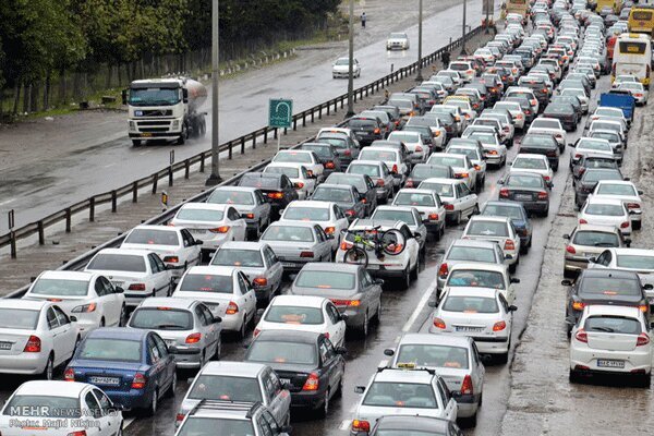 ترافیک سنگین در آزادراه قزوین - کرج/بارش باران در برخی محورها 