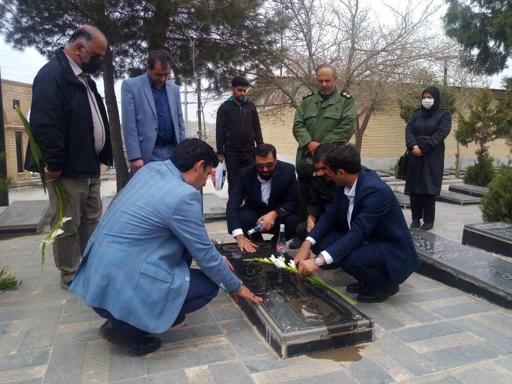عطرافشانی و گلباران مزار شهدای کردستان در اولین روز هنر انقلاب اسلامی