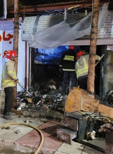 مهار آتش‌سوزی مغازه توسط آتش‌ نشانان کرمانی