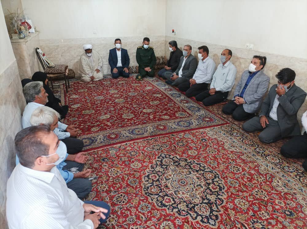 سفر سرپرست فرمانداری ریگان به روستای رحمت آباد و دیدار با خانواده شهدا