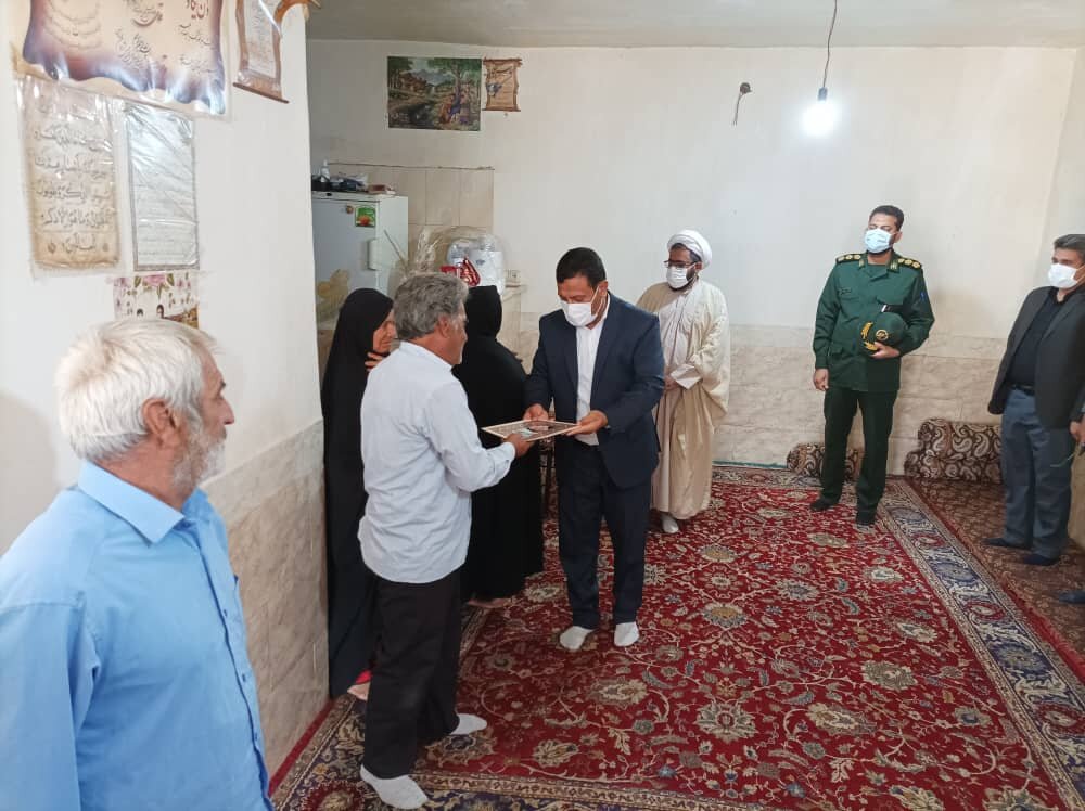 سفر سرپرست فرمانداری ریگان به روستای رحمت آباد و دیدار با خانواده شهدا