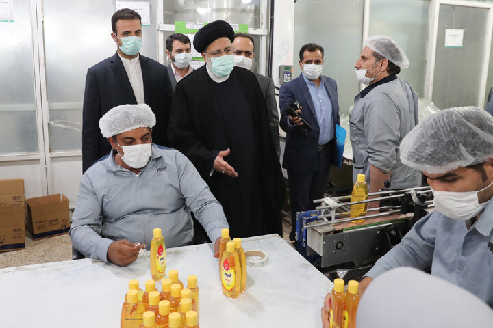 بازدید آیت الله رئیسی از کارخانه تولید محصولات بهداشتی فیروز