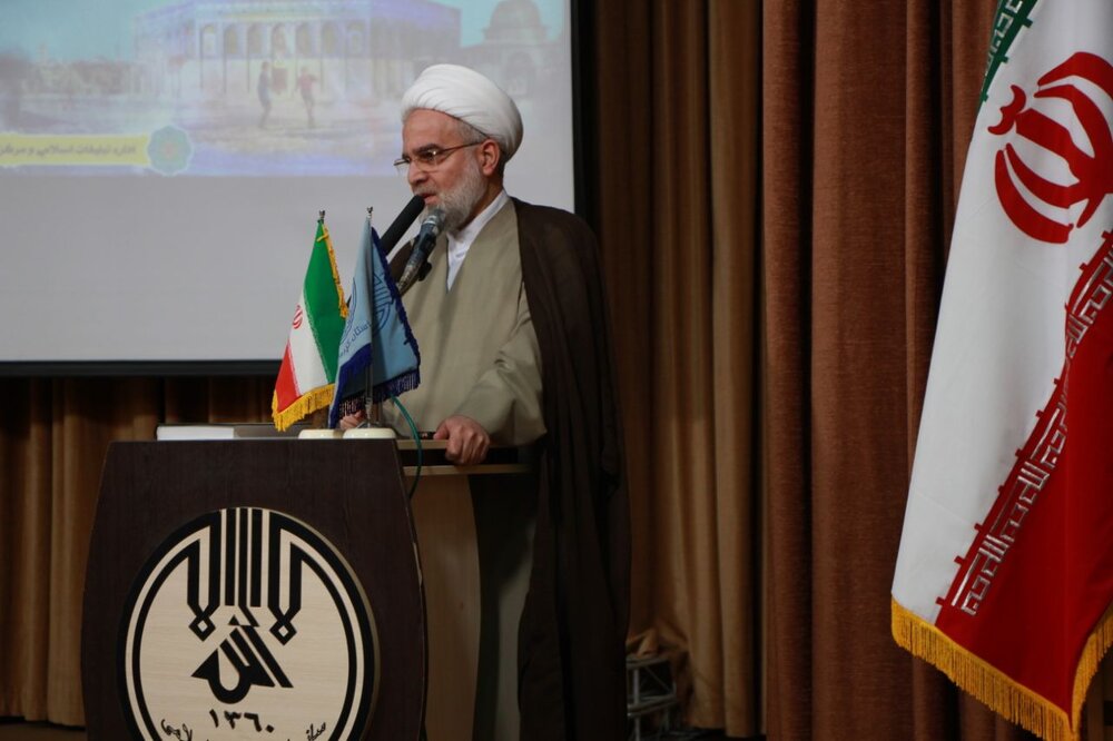 تهذیب لازمه طلبگی است/ بانوان در عرصه تبلیغ ارزش‌های اخلاقی را رعایت کنند