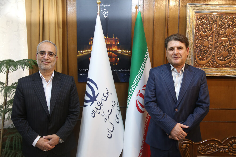 دیدار و گفتگوی دو استاندار سابق و جدید کرمان در دفتر استانداری