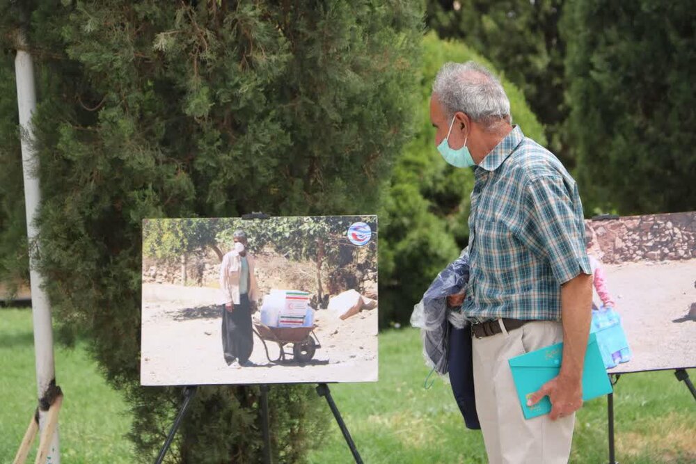 برپایی نمایشگاه عکس "یک قرن خدمت بی منت" در شهرستان بیرجند