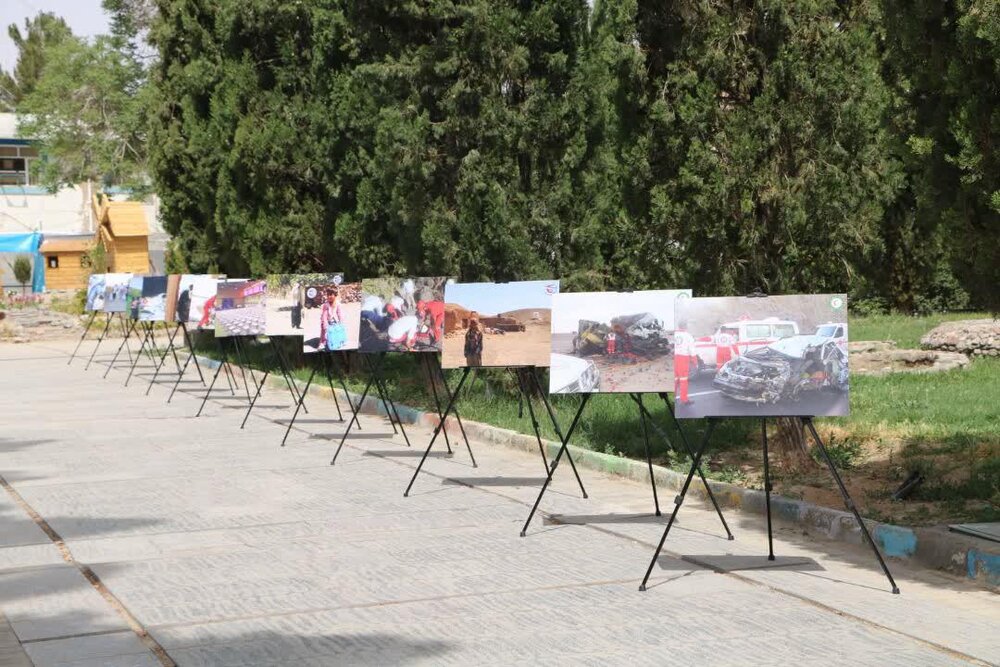 برپایی نمایشگاه عکس "یک قرن خدمت بی منت" در شهرستان بیرجند