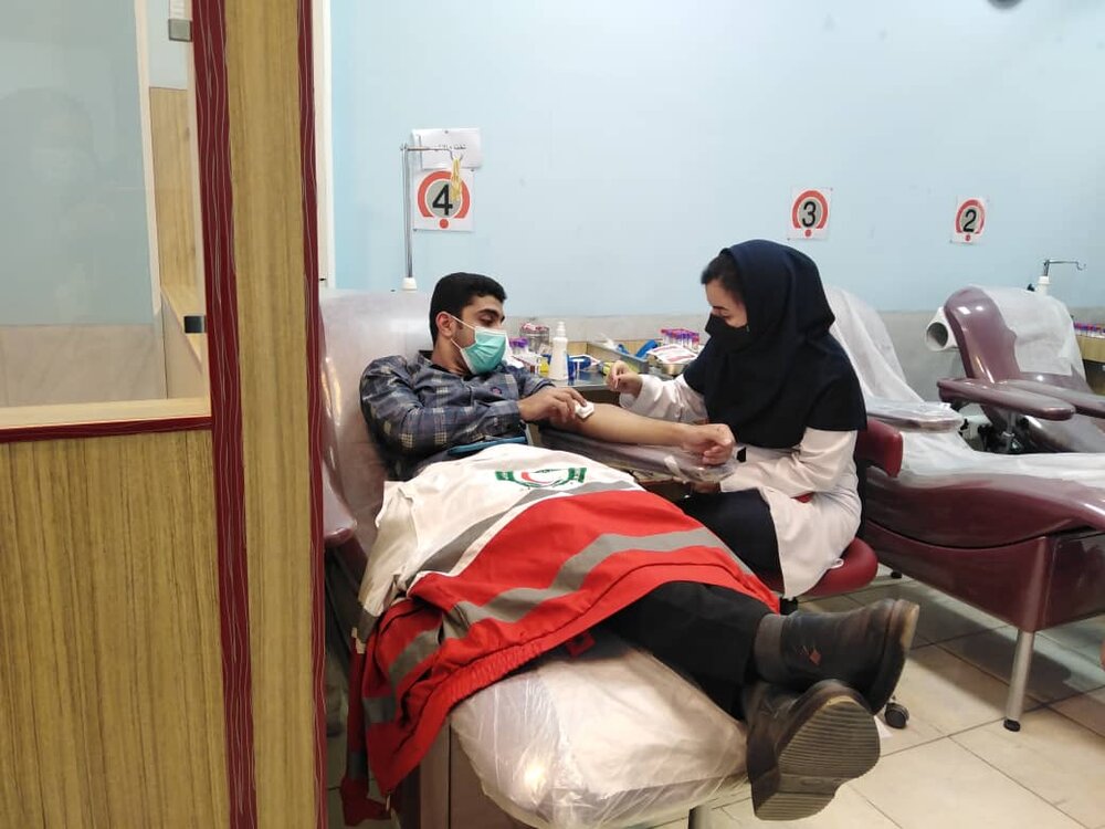 شرکت اعضاء جوانان جمعیت هلال احمر سیرجان در پویش اهداء خون