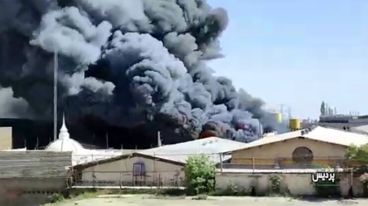 آتش سوزی گسترده کارخانه تشک در پردیس + فیلم