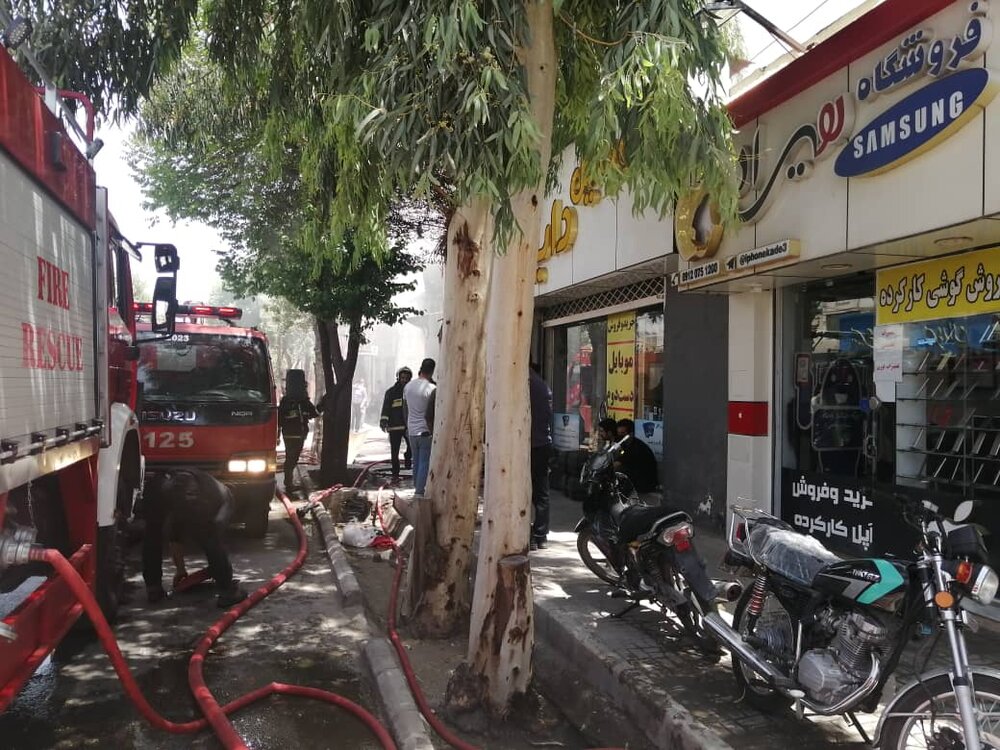 مهار آتش سوزی گسترده انبار قاب سازی در کرمان