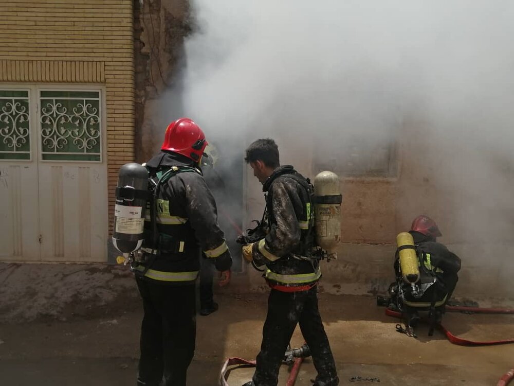 مهار آتش سوزی گسترده انبار قاب سازی در کرمان