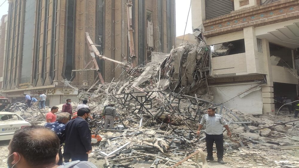 آمار تلفات ریزش ساختمان در آبادان به پنج کشته و ۲۵ مصدوم رسید