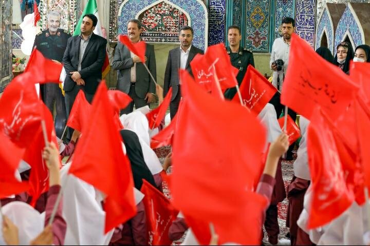 هم خوانی سرود سلام فرمانده بیش از ۵۰۰ نفر از دختران نسل چهارم انقلاب 
