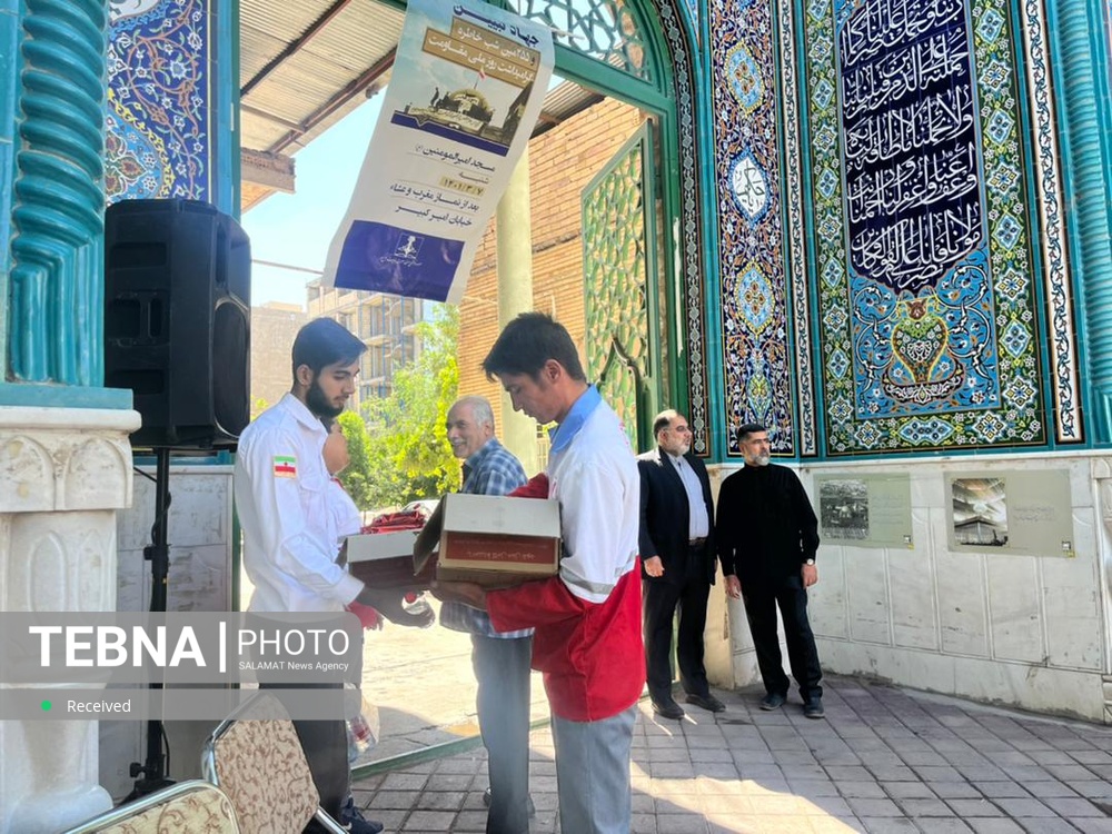 برپایی ایستگاه سلامت توسط جوانان هلال احمر سیرجان در مراسم سالگرد ارتحال امام خمینی(ره)