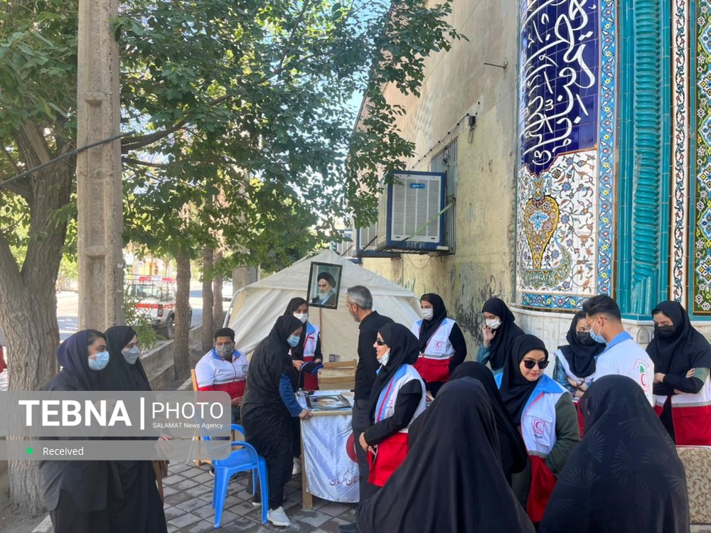 برپایی ایستگاه سلامت توسط جوانان هلال احمر سیرجان در مراسم سالگرد ارتحال امام خمینی(ره)