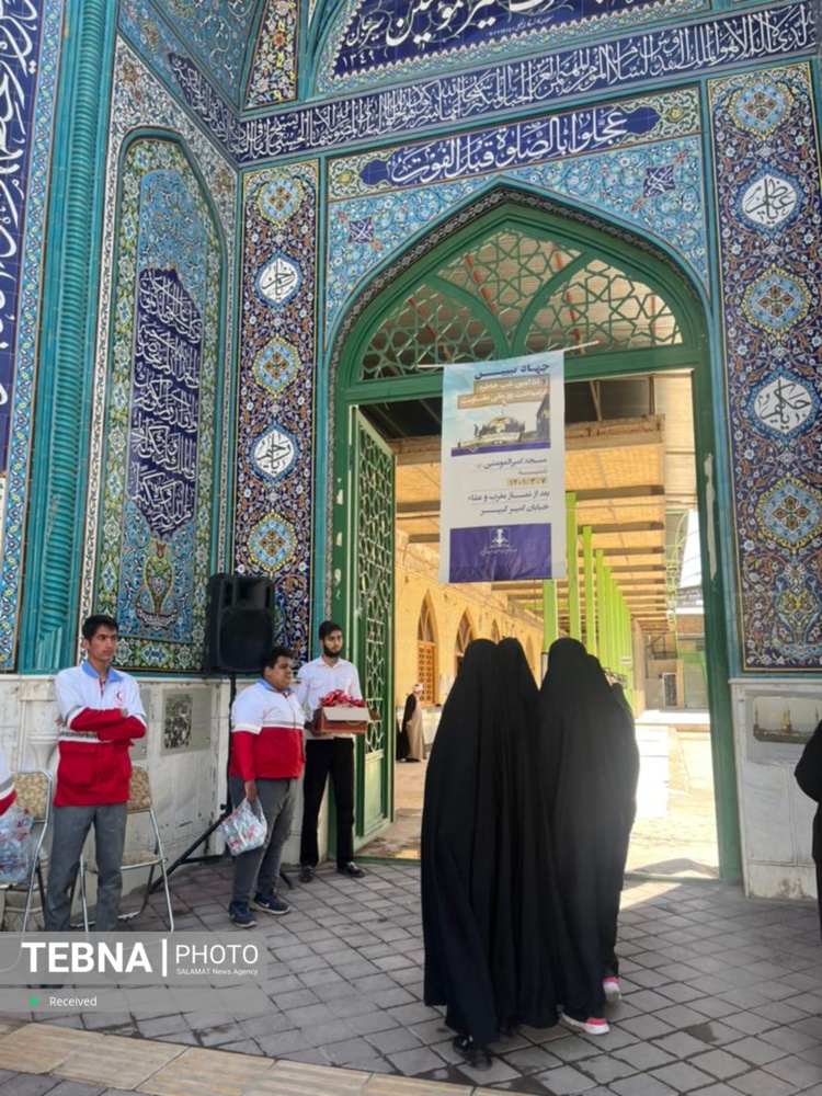 برپایی ایستگاه سلامت توسط جوانان هلال احمر سیرجان در مراسم سالگرد ارتحال امام خمینی(ره)
