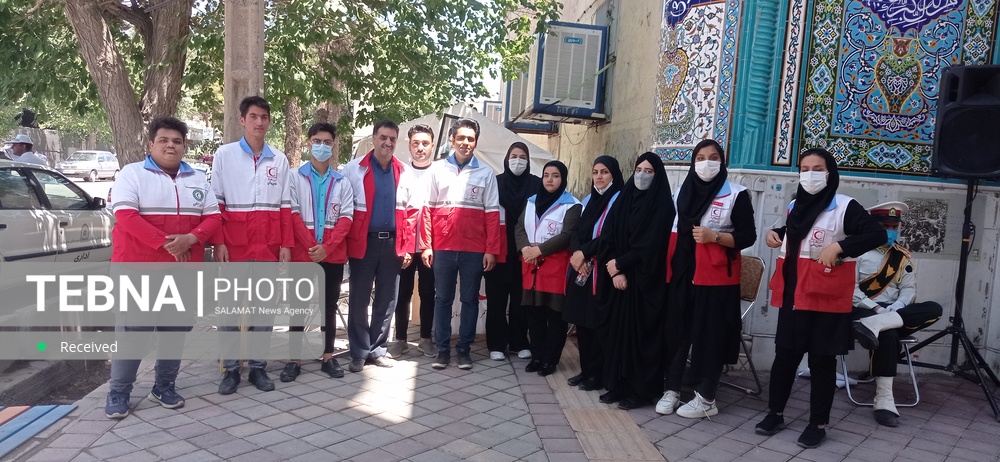 برپایی ایستگاه سلامت توسط جوانان هلال احمر سیرجان در مراسم سالگرد ارتحال امام خمینی(ره)