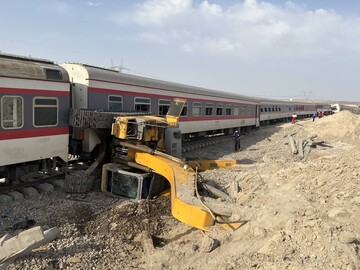 نخستین تصاویر ازخارج شدن ریل قطارمشهد-یزد