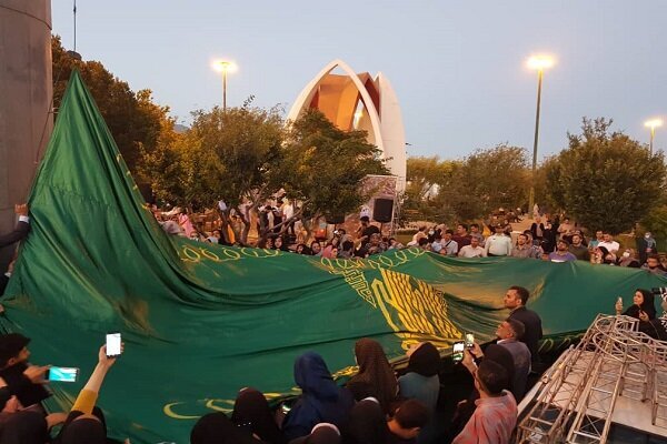 پرچم رضوی بر بام تهران برافراشته شد