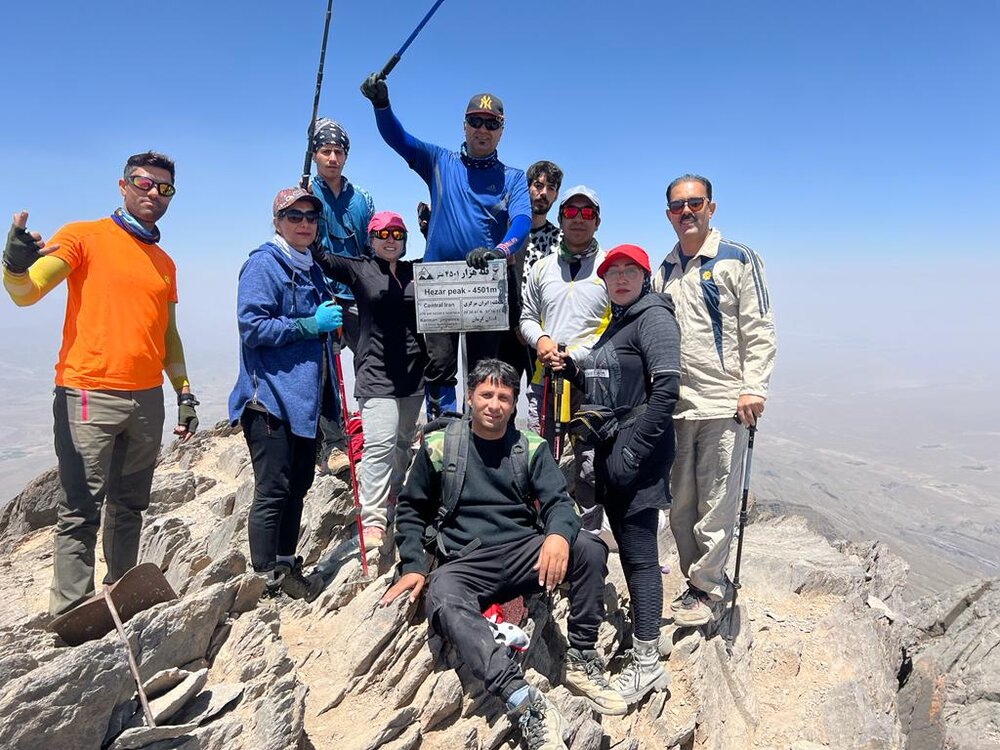 صعود کمیته کوهنوردی جیرفت به بام استان کرمان
