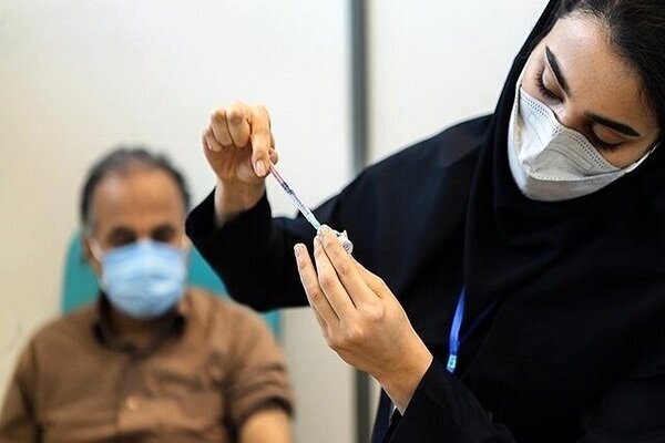 برنامه واکسیناسیون دز یادآور کادر درمان در 19 بیمارستان مشهد در حال اجراست
