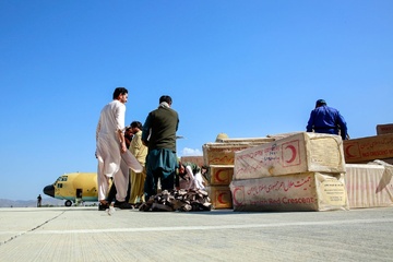 تصاویری از تحویل محموله بشردوستانه هلال‌احمر ایران در مناطق زلزله‌زده افغانستان
