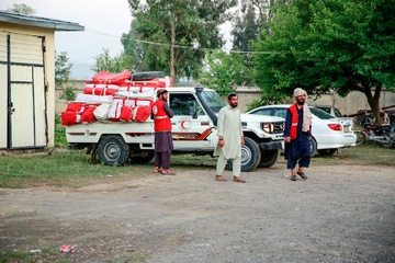 تصاویری از تحویل محموله بشردوستانه هلال‌احمر ایران در مناطق زلزله‌زده افغانستان