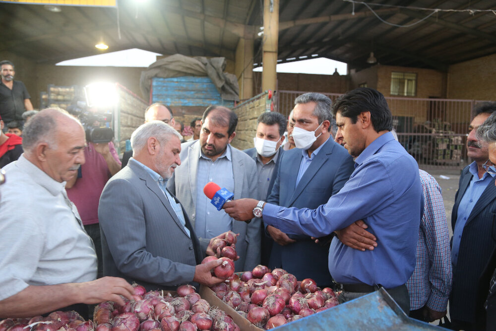  بازدید از میدان میوه و تره بار کرمان توسط ستاد تنظیم بازار استان
