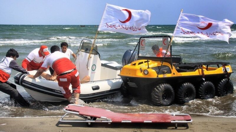 نجات پدر و دختر غرق‌شده در سواحل رودسر
