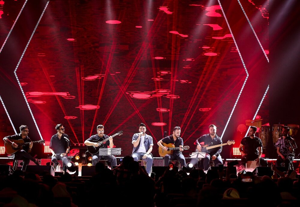 علی منتظری با «خنده» روی صحنه رفت/ اجرای قطعه جدید