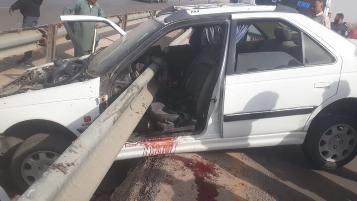 نجات دو مجروح حادثه برخورد خودرو با گاردریل در کرمان