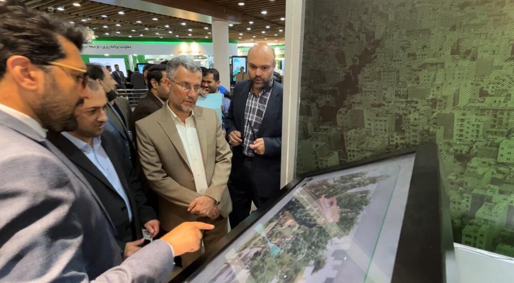سومین روز نمایشگاه شهرهای خواهرخوانده و توانمندی  مدیریت شهری تهران در غرفه شهرداری منطقه ۱۷

