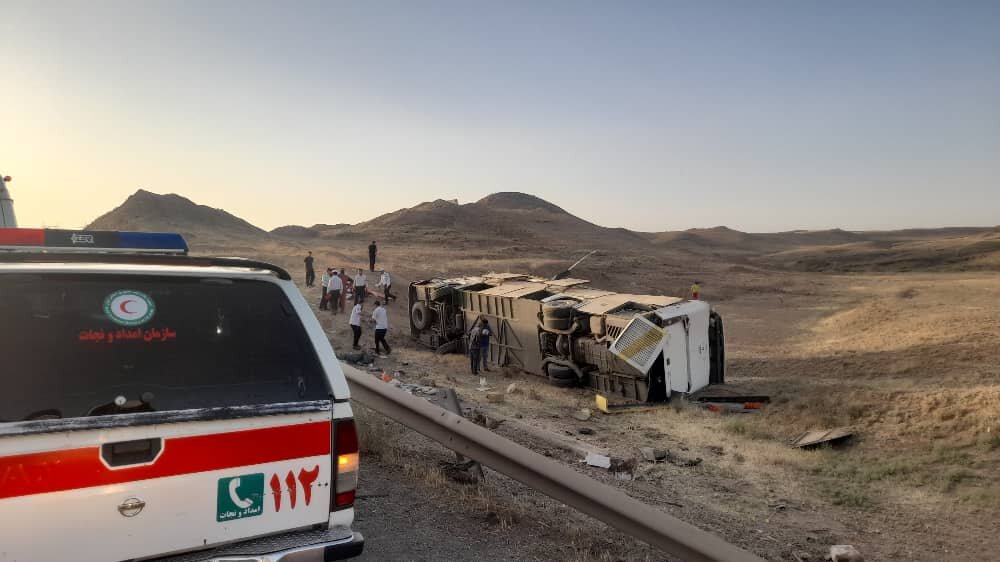 امدادرسانی هلال احمر به مصدومان واژگونی اتوبوس در آزادراه زنجان–تبریز
