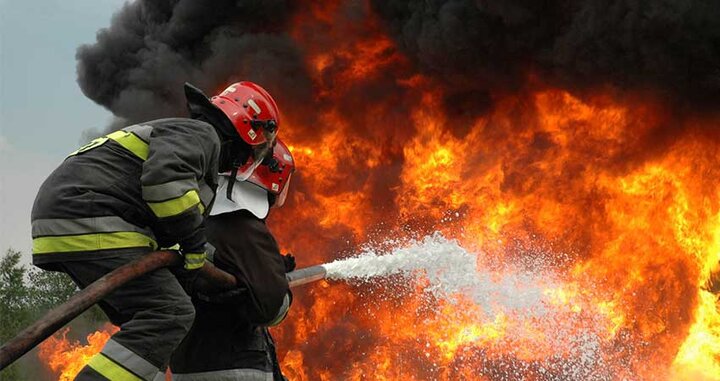 مصدومیت دو آتش نشان در حریق کارخانه فوم منطقه ویژه اقتصادی سیرجان