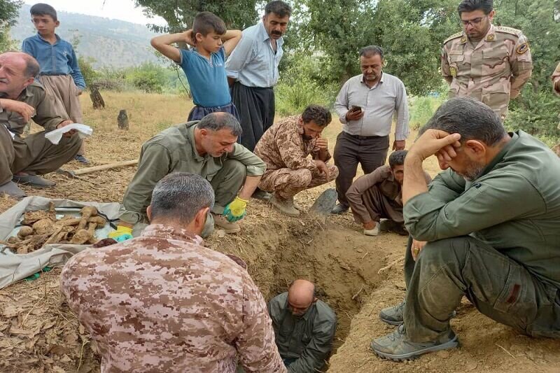 تفحص پیکر مطهر یک شهید دوران دفاع مقدس در بانه