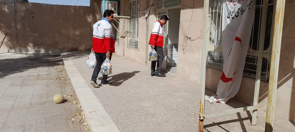 توزیع بسته های کمک معیشتی توسط هلال احمر سیرجان